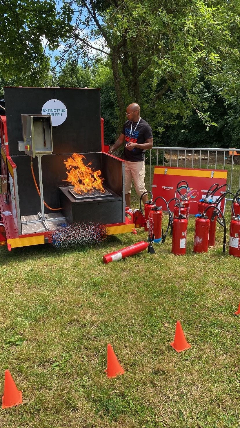 Formateur EVFormation lors d'un exercice extincteur sur feu réel